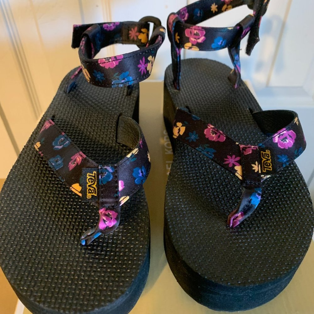 Teva Flatform Sandal with flower Print, Size 7